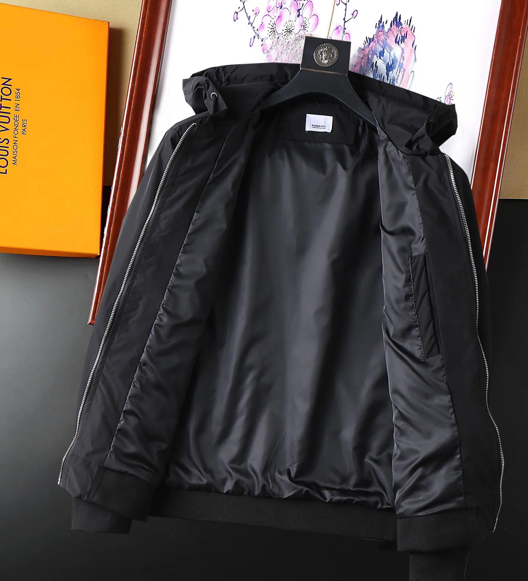 Baibaoli 2026 spring New Arrival jacket, new show product‼ The product is in perfect condition, comfortable and warm, with three standard colors and full and attractive colors. The very outstanding design easily enhances the sense of fashion. The workmanship is extremely sophisticated and rigorous, and the wiring is neat and meticulous! A masterpiece from a famous designer! The upper body does not look bloated and is super handsome! In Stock Sizes：M～XXXL